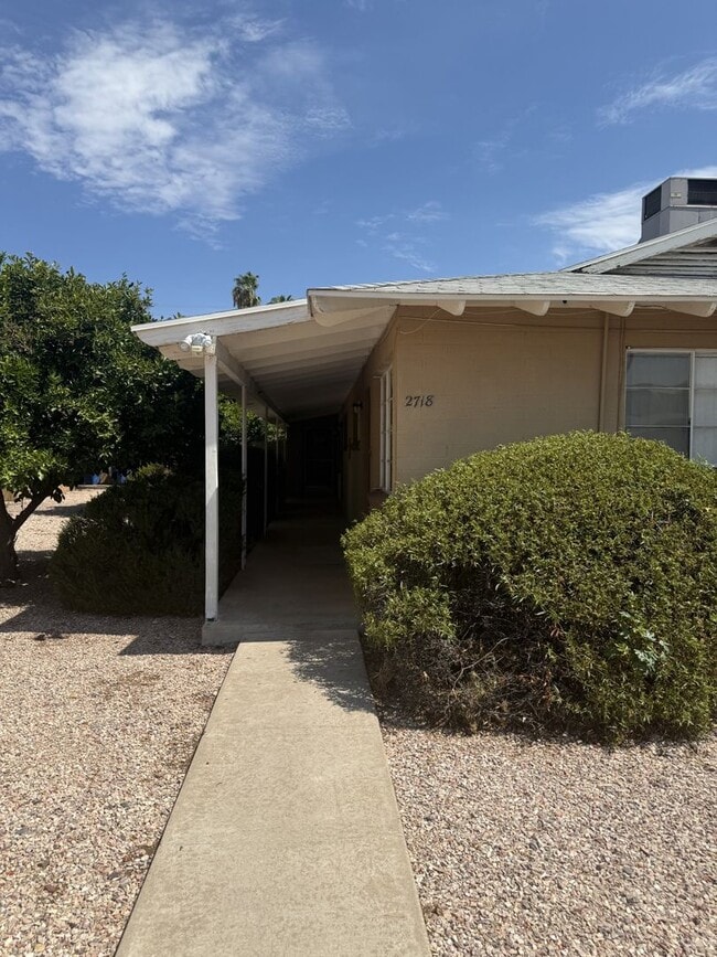 Building Photo - 2718 E Glenrosa Ave