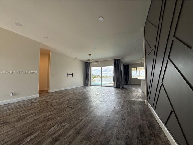 Foto del edificio - 18335 NW 12th St