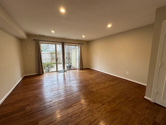 Building Photo - 8101 Kingsway Ct