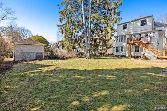 Building Photo - 121 Doremus Ave