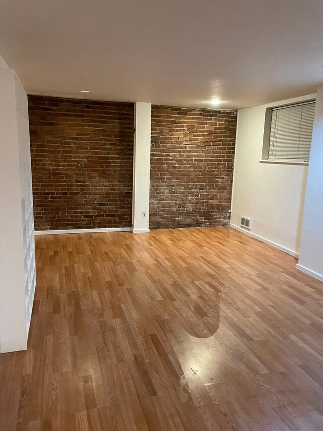 Building Photo - 711 Summit Ave E