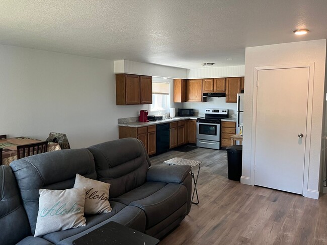 Foto del edificio - Charming Heights Condo- Half off first months rent!