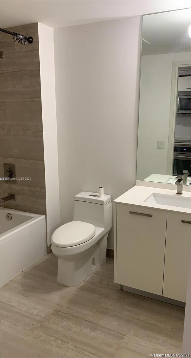 Building Photo - 1300 Brickell Bay Dr