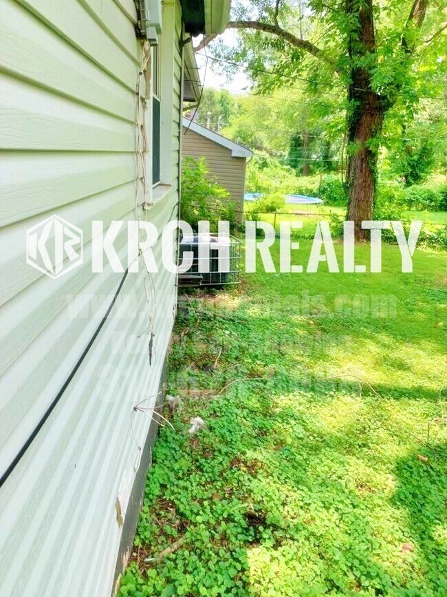 Building Photo - Roomy 3 bedroom, 1 bathroom w/ garage!