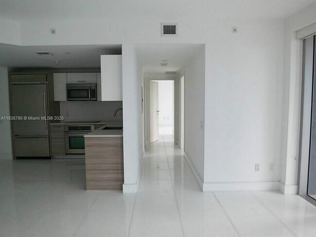 Building Photo - 1300 Brickell Bay Dr