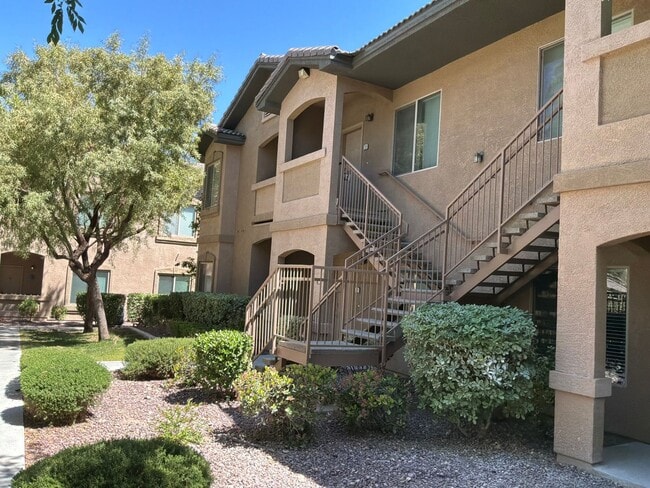 Foto del edificio - Condo 3 bedrooms 2 bathrooms 1 car garage gated subdivision.