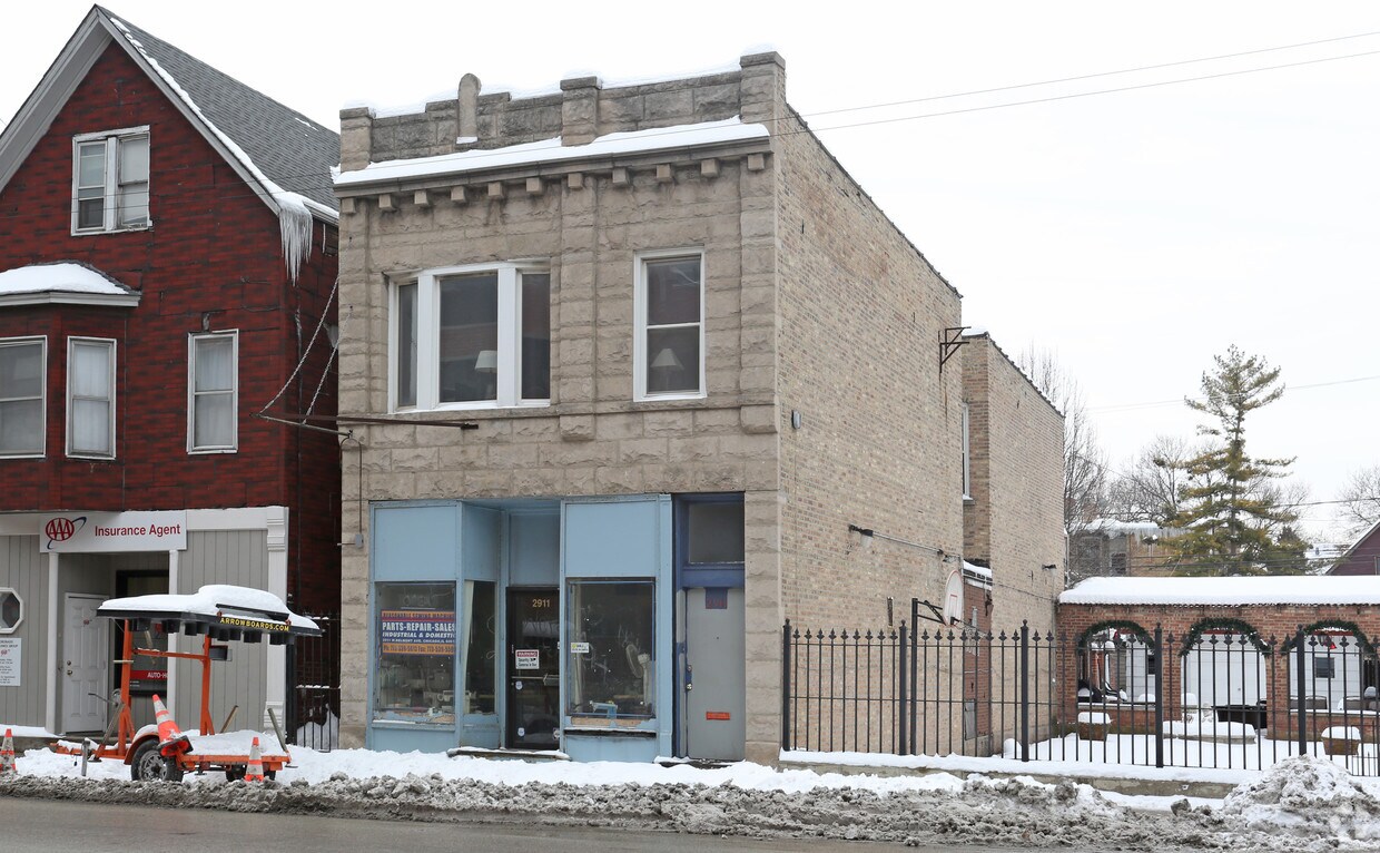 Building Photo - 2911 W Belmont Ave