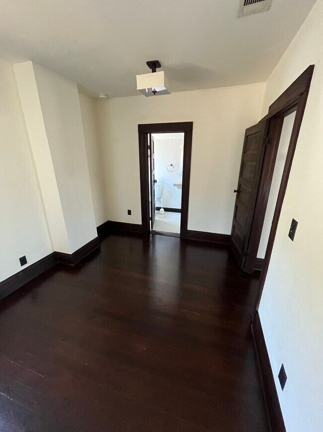 Building Photo - 450 E Avenue 28