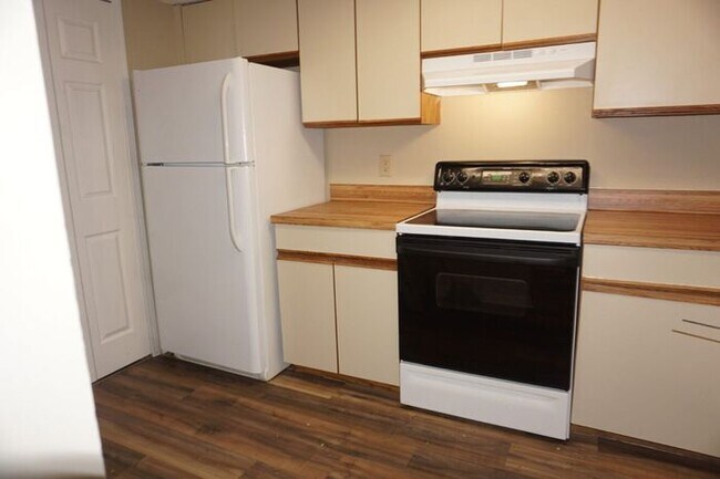 Building Photo - Southside ~~ One story townhome