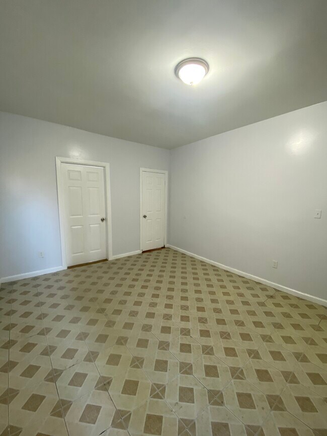 Building Photo - 990 Findlay Ave