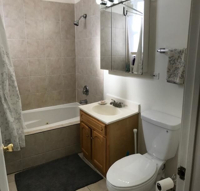 Baño 1 - 4812 S Indiana Ave