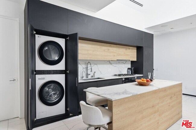 Foto del edificio - 1253 N Sweetzer Ave