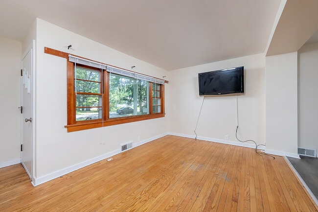 Building Photo - 404 Hamilton Rd