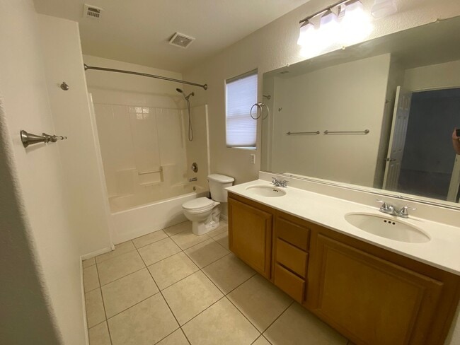 Building Photo - Close to Downtown Summerlin. 3 bed/2.5 bat...