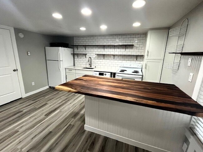 Foto del edificio - Long Term Rental- Creekside Condominiums #20C - UNFURNISHED