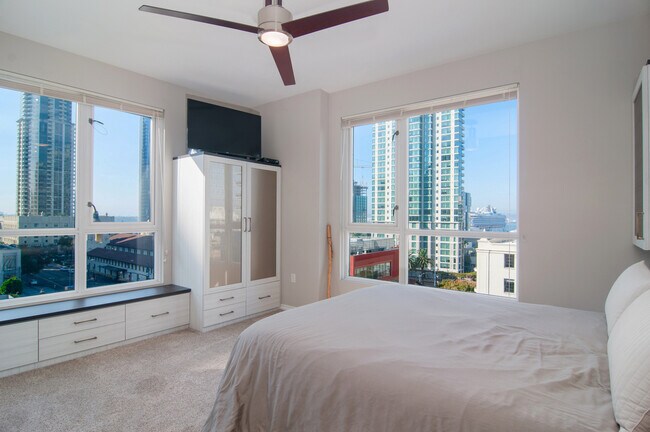 CORNER UNIT with panoramic views - 1240 India St