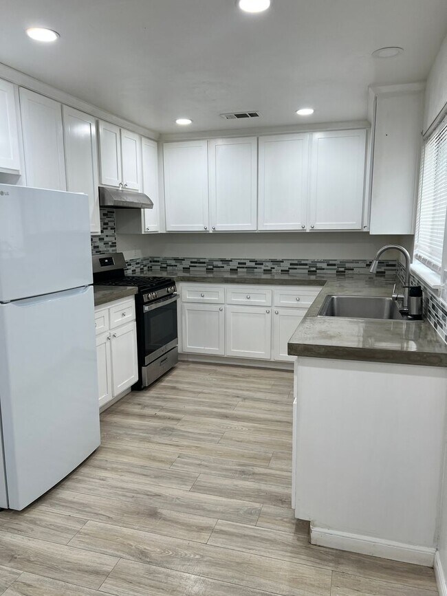 Foto del edificio - Large 4bd /2.75 Ba with a fenced front yard