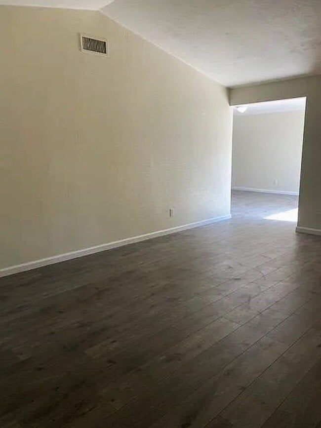 Foto del edificio - 4904 Summerwood Cir