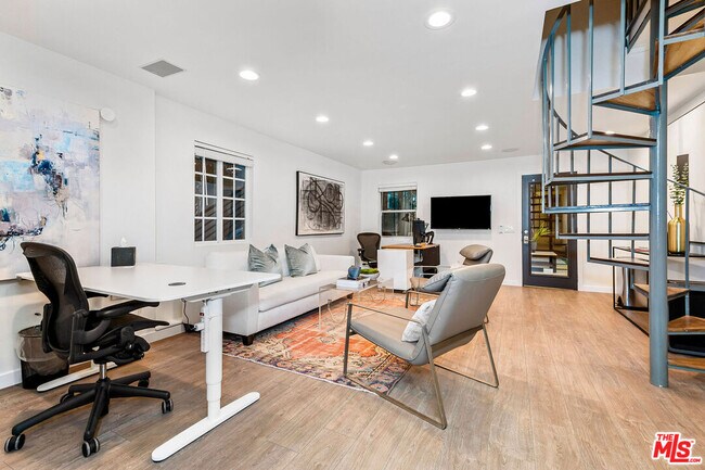 Foto del edificio - 717 1/2 Huntley Dr