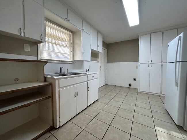 Foto del edificio - Corner House Located Within Minutes Of Elementary, Park & Medical District!