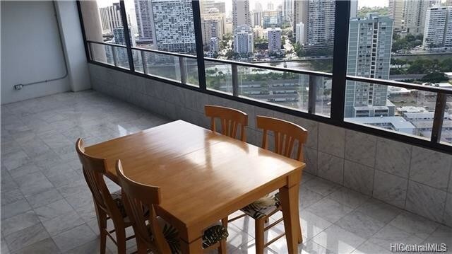 Building Photo - 581 Kamoku St