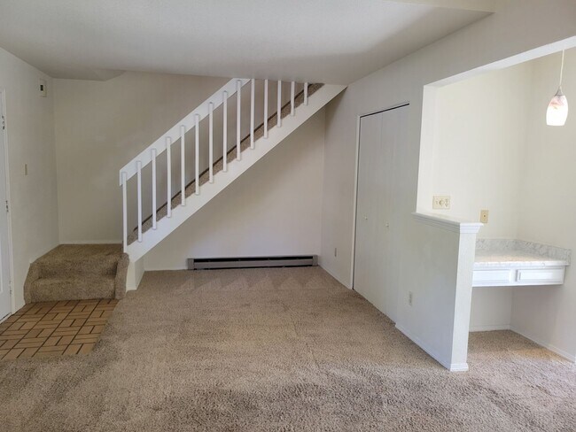 Building Photo - 1 bed, 1 bath w/ loft and office Townhouse...