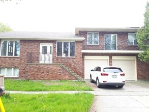 Building Photo - 194 Christina St S