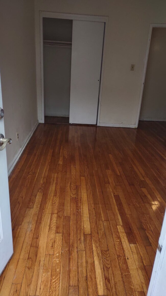 Foto del edificio - 944 E 103rd St