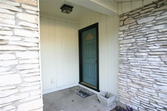 Building Photo - 6702 Isabelle Dr