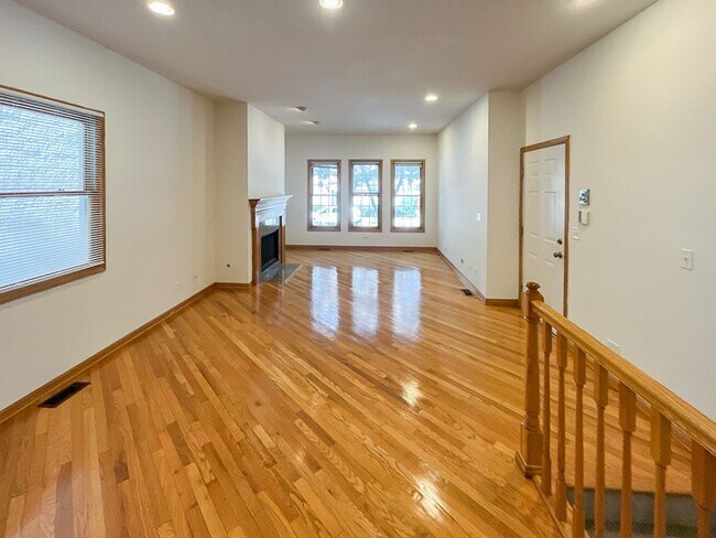 Foto del edificio - 1319 W Belmont Ave
