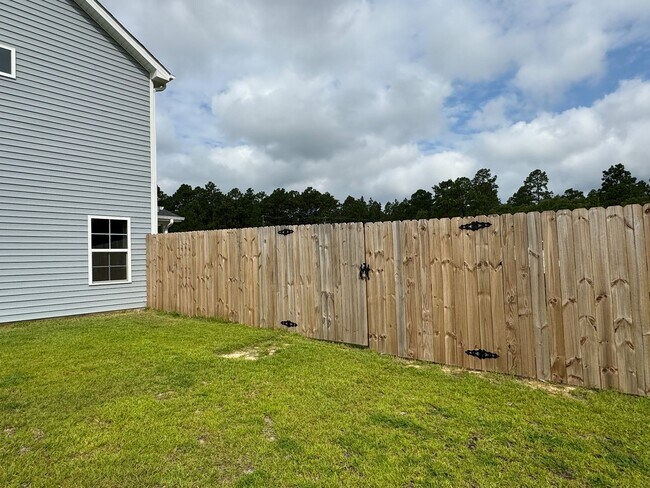 Foto del edificio - Stunning 4 Bed Home with Fenced Backyard