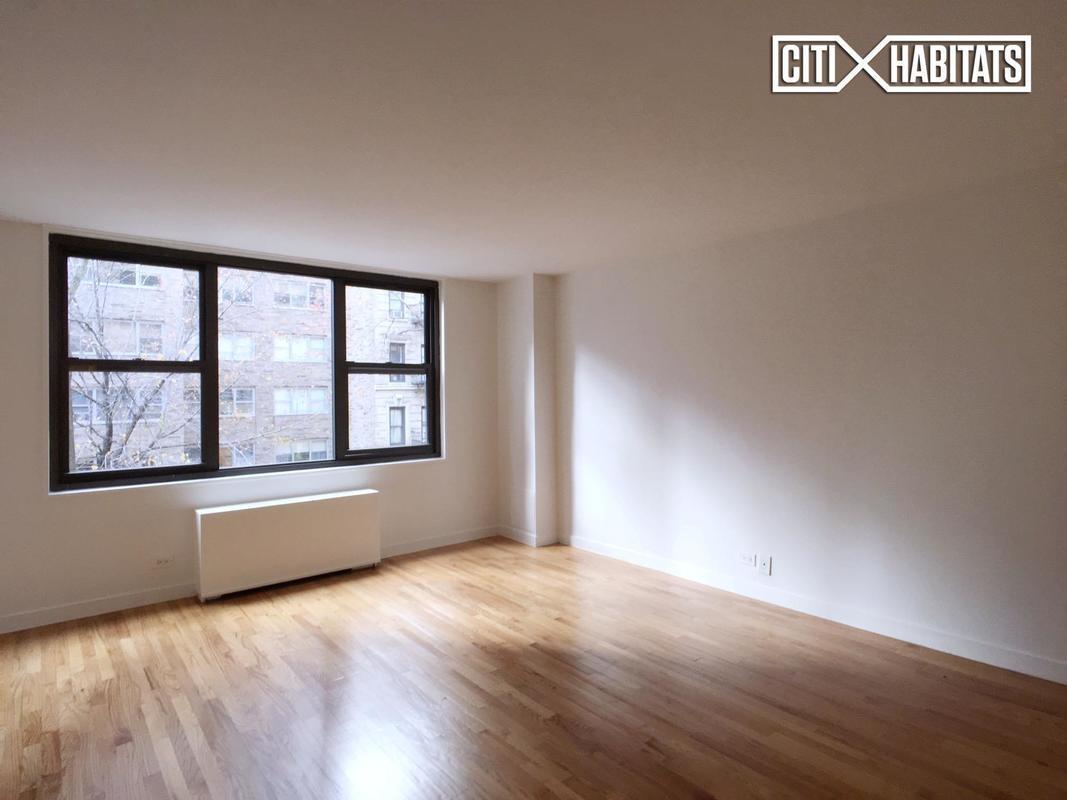 Foto principal - 349 E 49th St