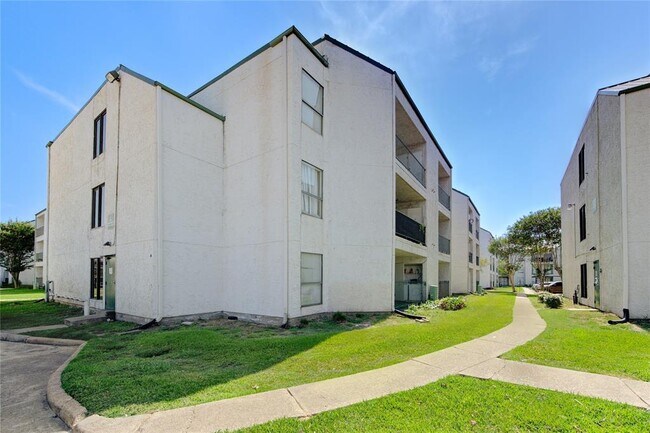 Building Photo - 2830 S Bartell Dr