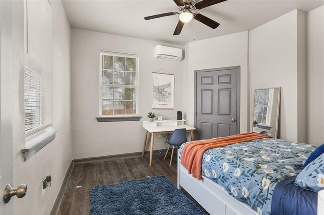 Building Photo - 1233 S Clark St