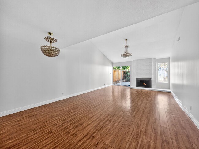 Foto del edificio - Remodeled, Single-Level, End-Unit Condo in Irvine