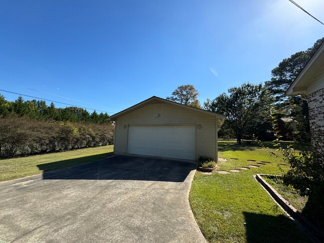 Building Photo - 4 bed in the heart of Whorton Bend