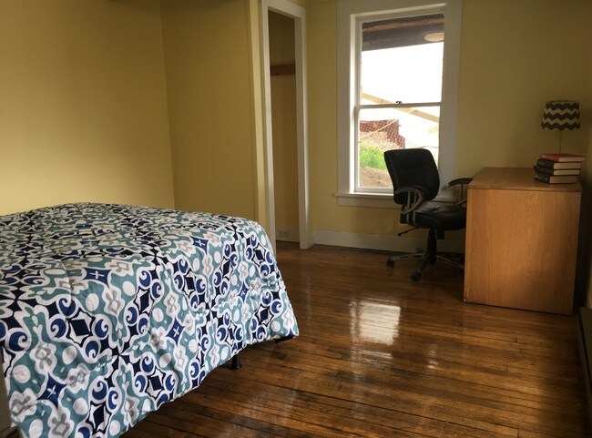 Dormitorio 1 - 506 S Cayuga St
