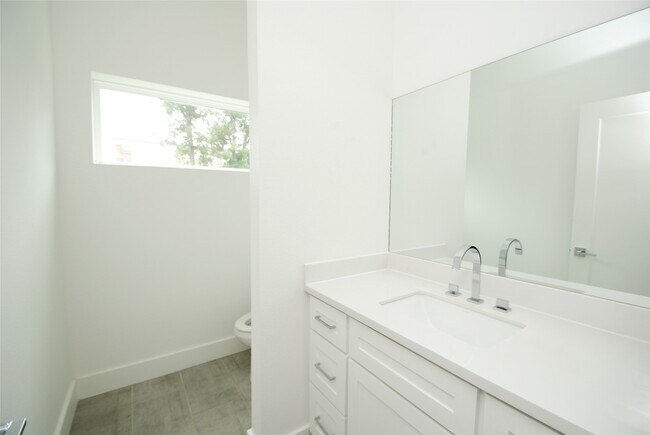 Foto del edificio - 7707 Jack Oak Ave