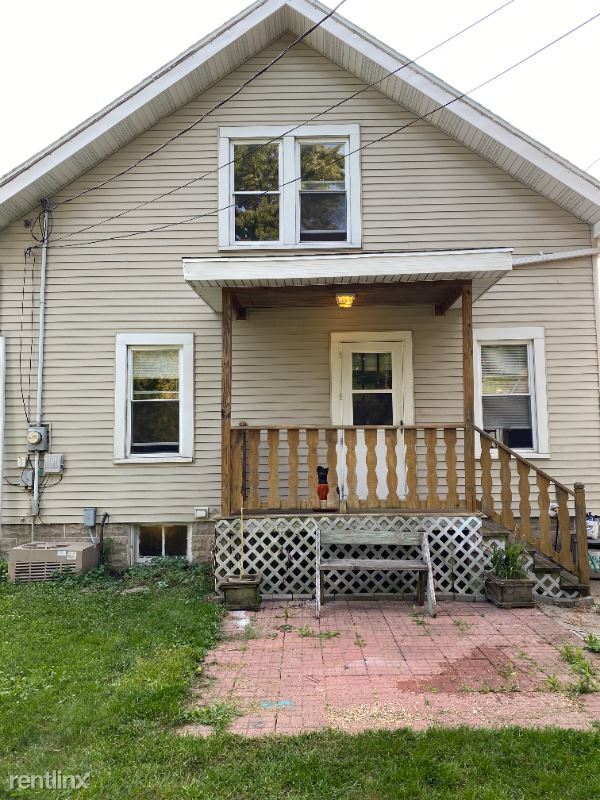 Building Photo - 3 br, 1 bath House - S. Watertown St.