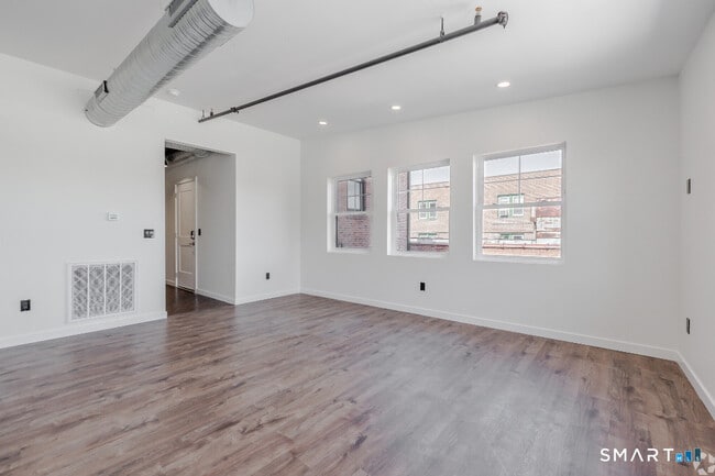 Building Photo - 424 Main St