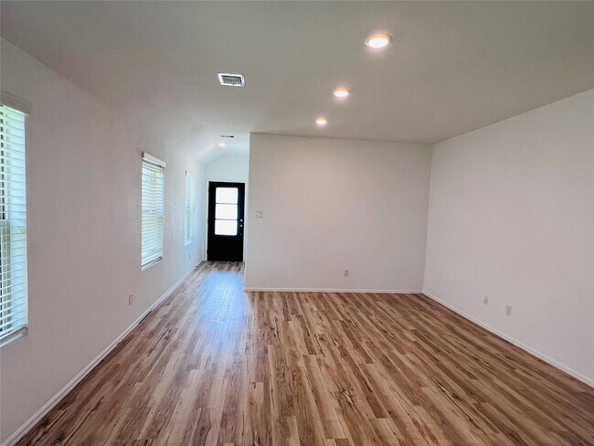 Foto del edificio - 5827 Dry Brush Pl