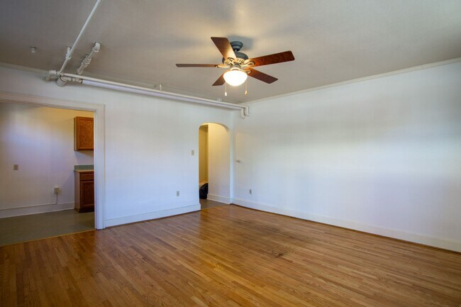 Foto del edificio - Spacious Vintage Hollywood Studio Available Now!
