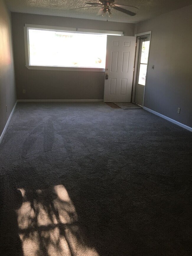 Building Photo - HOME FOR RENT IN SAND SPRINGS