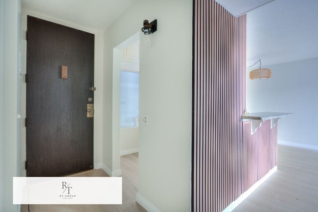 Foto del edificio - Modern High-Rise Living at La Fayette Park Towers