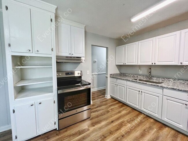 Building Photo - 203 Pinetree Dr