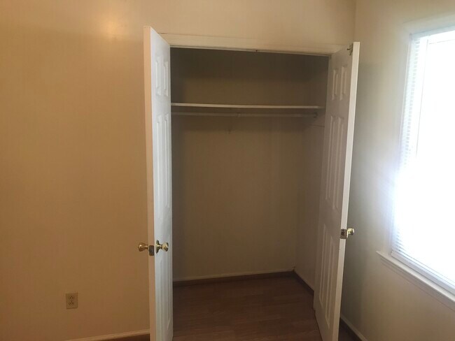 Building Photo - 1910 John Ct