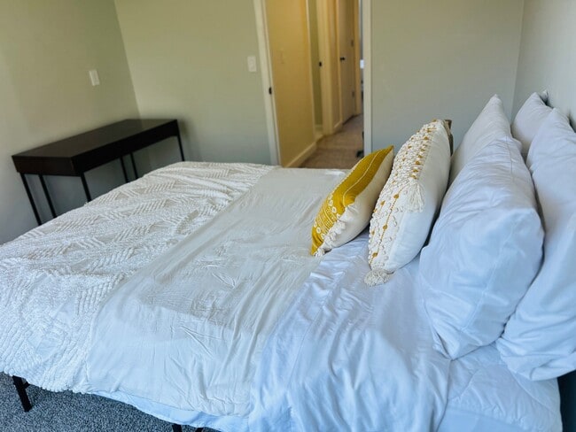 Building Photo - 1530 Fort Johnson Rd