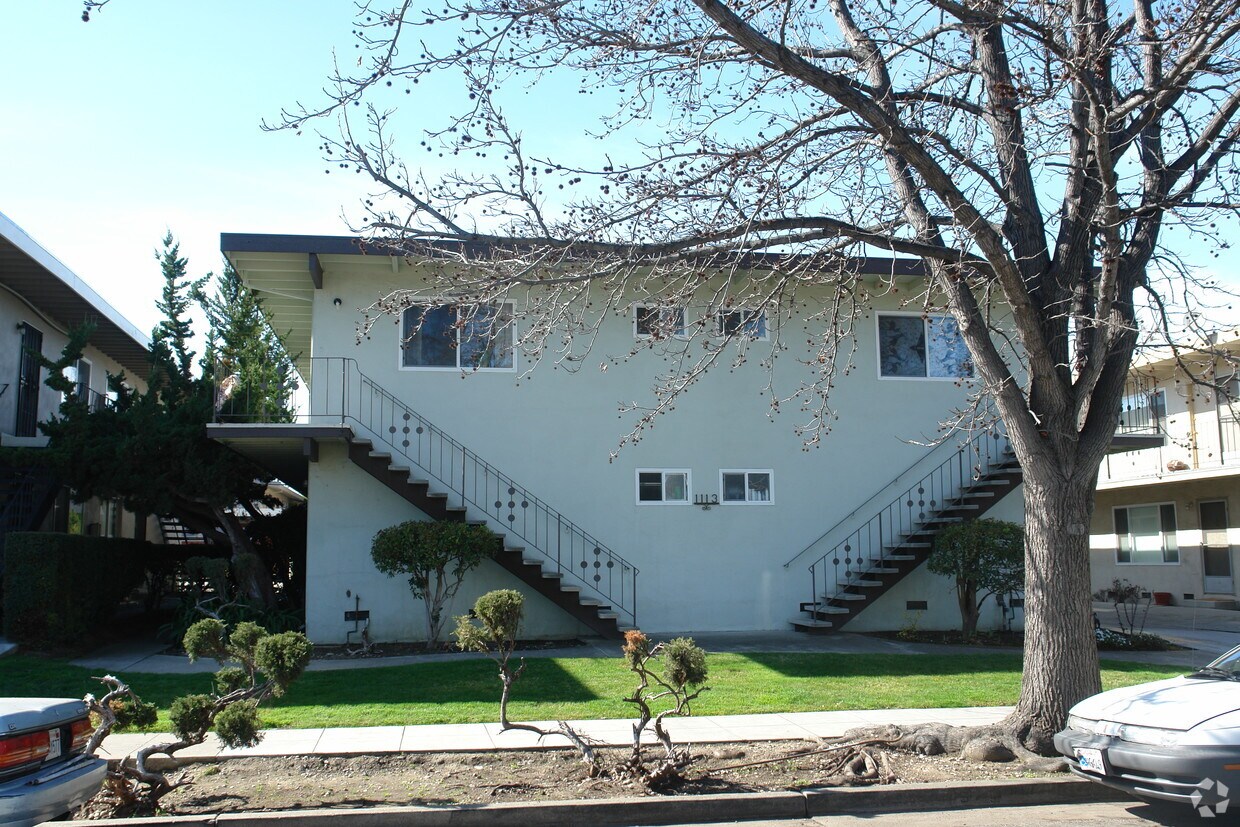 Building Photo - Royal Robert Apartments
