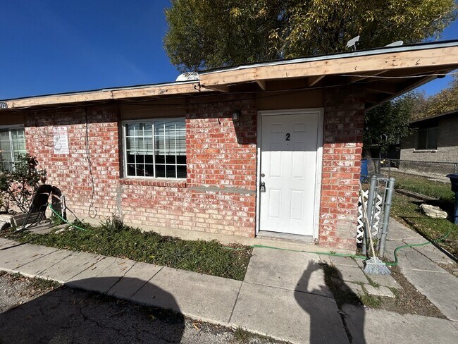 Building Photo - Fourplex one bedroom unit is ready to move...