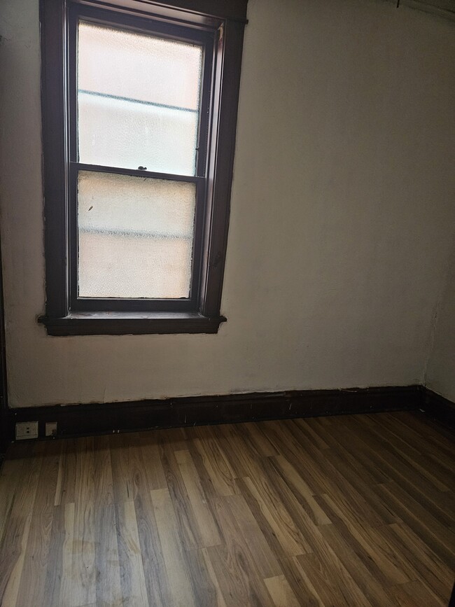 Small bedroom/Office 10×8 - 4567 Adelaide Ave